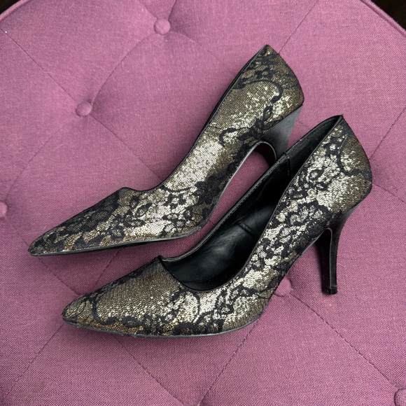 le chateau Shoes - Vintage Le Château Lace Metallic Black and Gold Heels Y2K Vintage Size 8